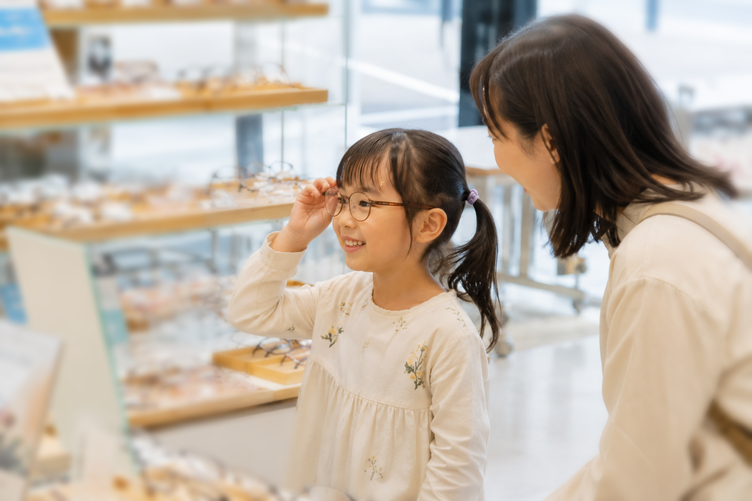 お子さまがメガネを試着している様子