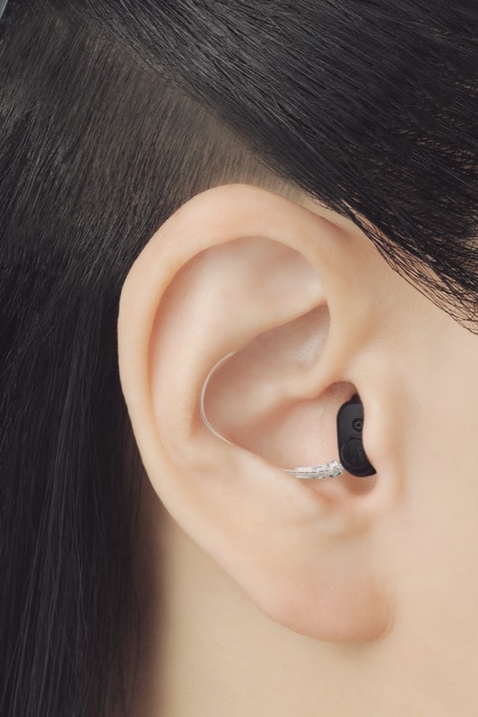 Zeal装用イメージ — 耳あなに収まる超小型デザイン