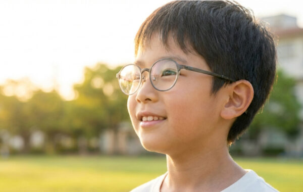 お子様の「見る」未来を守る。近視進行抑制レンズ HOYA「MiYOSMART（ミヨスマート）」とは？